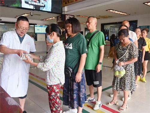 绵竹市中医医院为患者和群众免费发放消暑茶