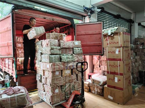 洪雅县：“送书到校”保障教学工作开展