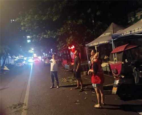 暴风雨后，仁寿县城北社区网格员联动排危