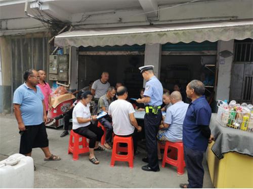 邻水县：交警走村入户宣讲交通法规