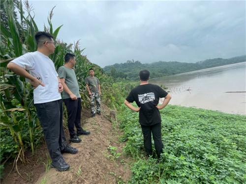 伏龙镇开展河湖长集中巡河巡湖行动