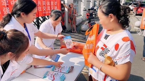 什邡市民族医院开展民族团结进步宣传月活动