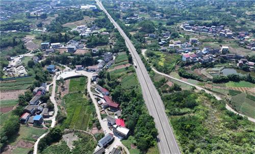 东兴区：古镇新姿秋色美