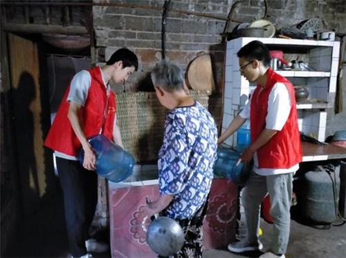 宣汉县人民医院：情系民生，驻村党员干部在高温干旱中送水解民忧