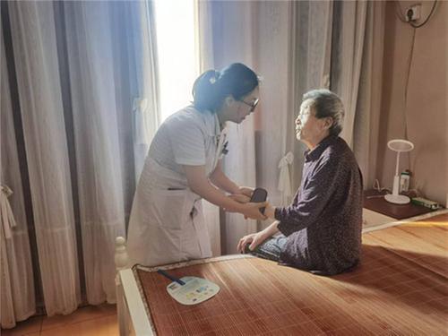 酷暑中的温情守护