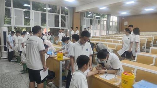 什邡市雍城社区卫生服务中心走进什邡中学开展结核菌素试验筛查工作