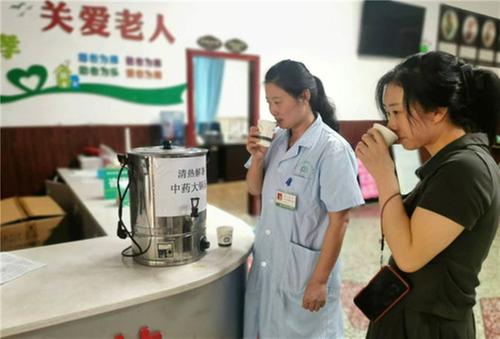 东兴区：免费发放清热解暑中药大锅汤