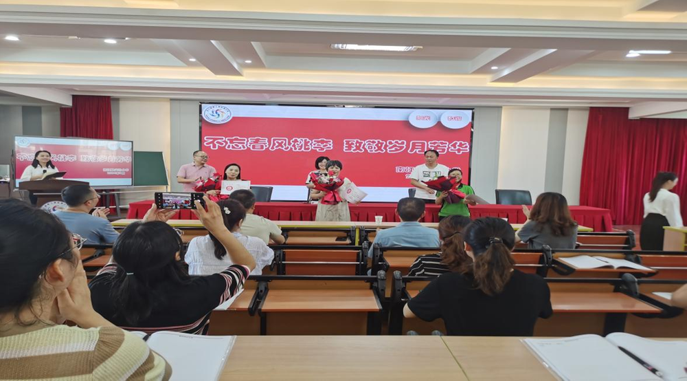 南江县实验小学举行老教师荣退仪式