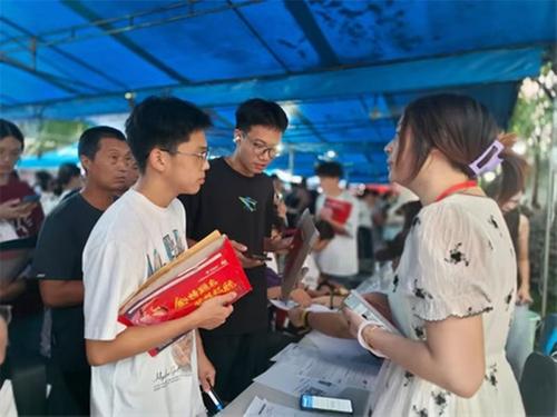 开学啦 成都艺术职业大学青神校区迎5900余名新生