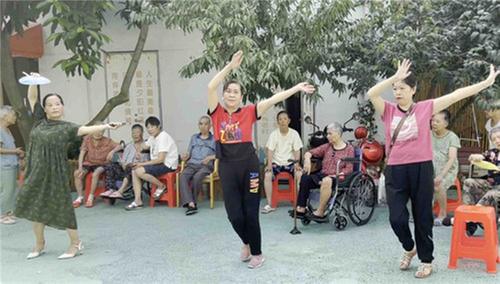  “剪”出爱心  “诊”出温暖