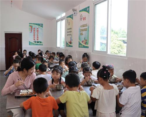 南江县长赤镇桥梁小学开展校园食堂开放日活动