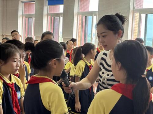 南江县两校联合召开教师座谈会