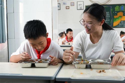巴州区三小开展家长参与食堂食品安全民主监督活动