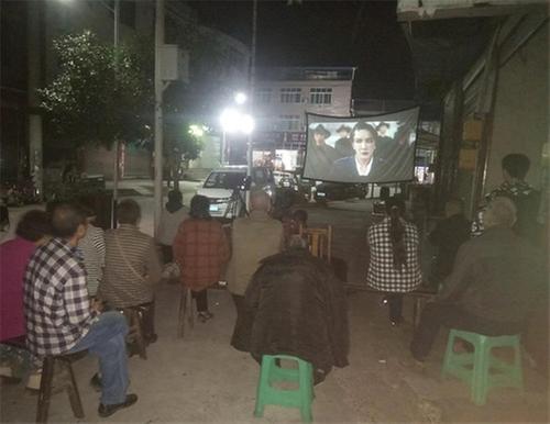 龙孔镇开展公益电影放映活动
