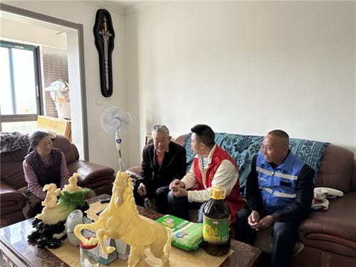 成都东部新区石板凳街道组织“微网实格”开展重阳节走访慰问活动