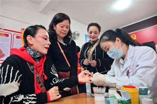 东兴区：健康护航庆重阳