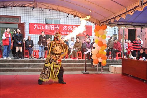 东兴区：爱洒乡村 老人快乐度重阳