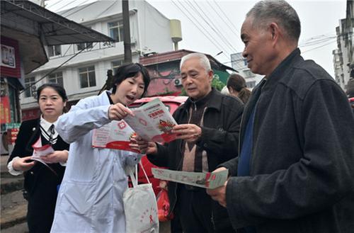 东兴区：乡间飘动“红丝带”