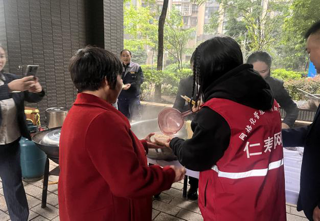 仁寿县八里社区开展“情暖重阳，敬老爱老”活动