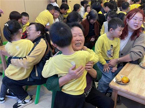 南江县杨梅幼儿园幼儿陪老人过重阳