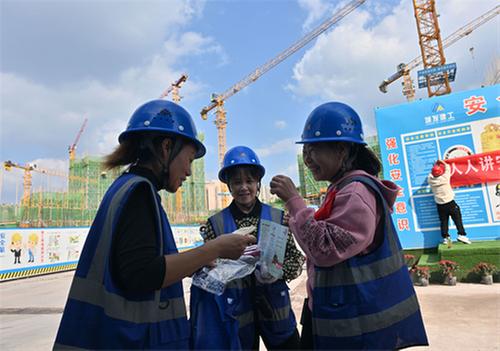 东兴区：“防艾”进工地   有“爱”又有“礼”