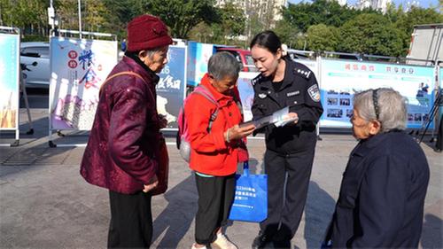 华蓥市公安局联合多部门开展食品安全系列宣传活动