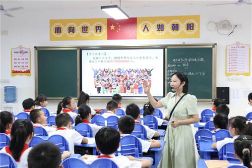 巴州区第四小学开展新进教师座谈会暨课堂教学展示活动