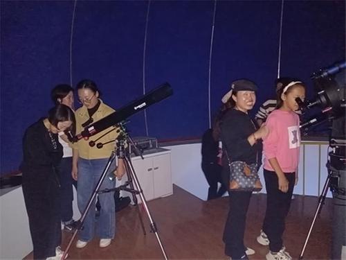 三台中学组织学生观赏超级月亮