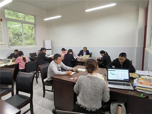 巴州区店子小学召开中小学毕业班专题会