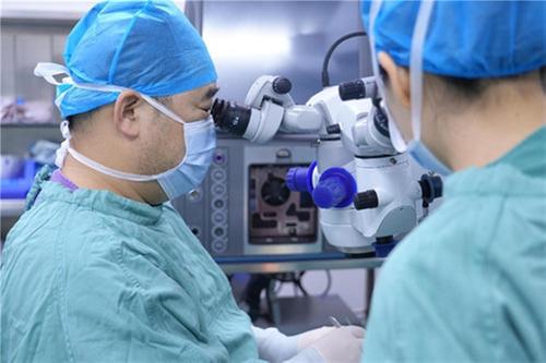 病菌“啃食”角膜！成都普瑞眼科为七旬老人解除眼球摘除之危