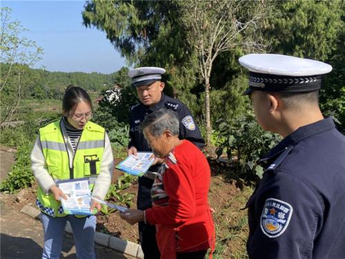 简阳农村交通安全“坝坝会”宣讲进农家