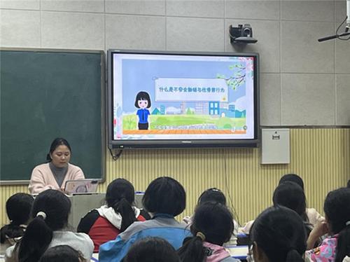 南江县关门镇九年义务教育学校开展“为青春护航”关爱女生健康讲座