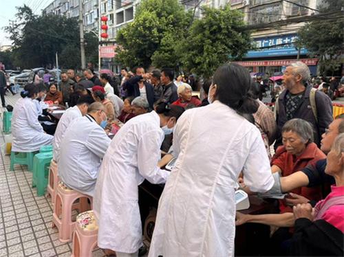 达州市中西医结合医院：医疗资源下基层 志愿服务惠民生