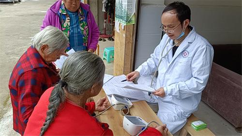 大竹县月华镇卫生院医疗服务队做好群众健康“守门人”