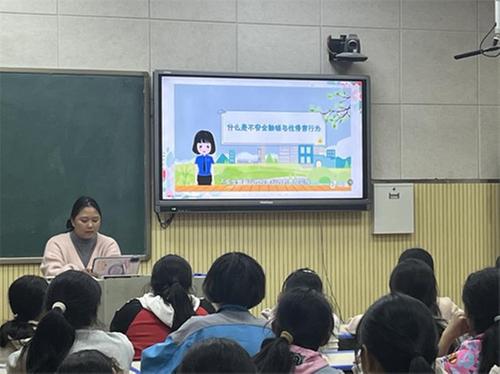 南江县关门镇九义校举办“为青春护航”女生主题教育讲座