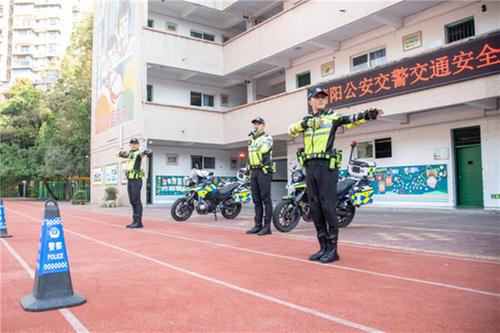 简阳市：校园课间操 “警”彩讲安全