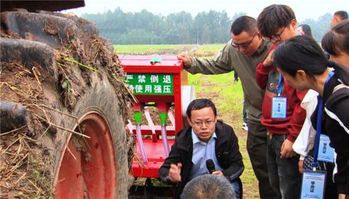 洪雅县：冬小麦播种用上新技术