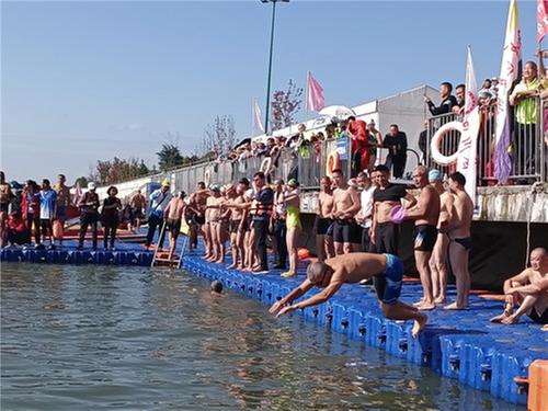 青神县全民健身游泳邀请赛激情上演