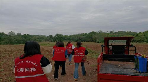 仁寿县：网格员深入田间地头开展秸秆禁烧宣传