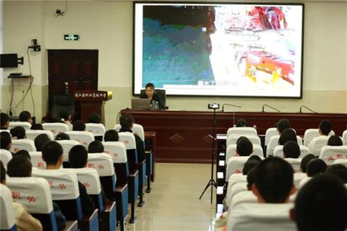 通江职中开展食品安全教育讲座