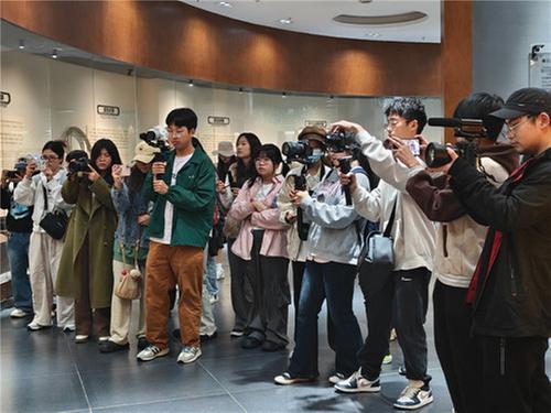 赏竹编品非遗 成都大学百名师生走进青神