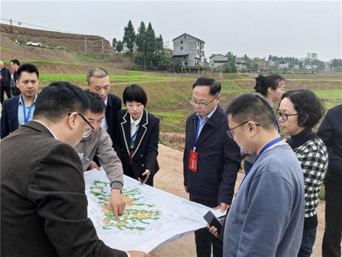 岳池县第十八届人大代表第六小组开展小组活动