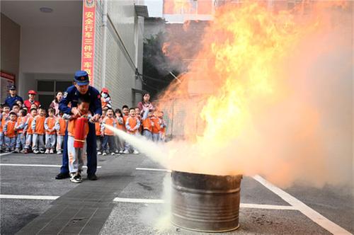 东兴区：萌娃学消防 安全伴成长