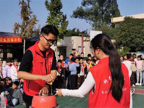 眉山市：科普大篷车开进高台镇中小学