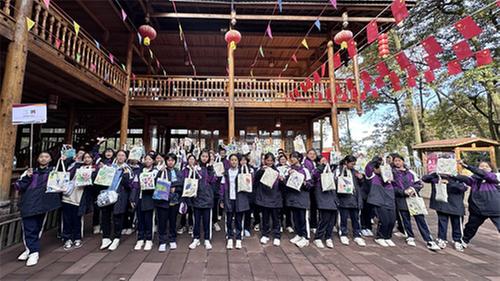 洪雅县：玉屏山景区迎来千人研学团