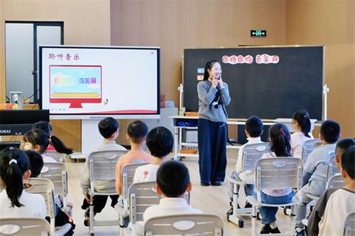 以爱育教，绽放青春风采