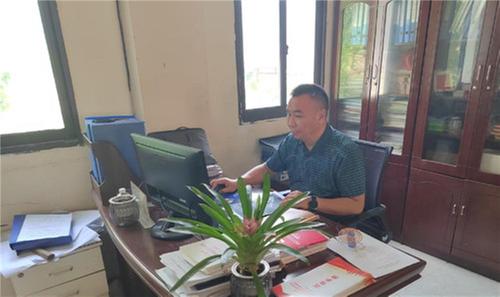 用脚步丈量“村情民意”