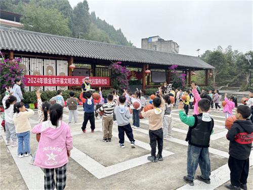 简阳公安交警幼儿“篮球课堂”趣讲文明交通