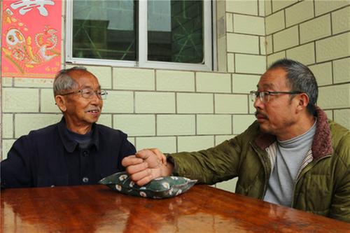 内江市东兴区：九旬老中医热心公益