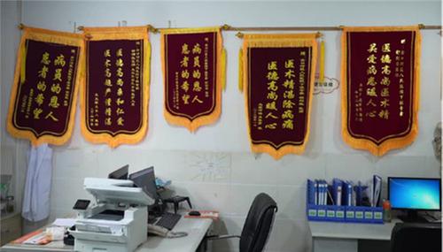 跨山越江浑不怕 要留安康在山间